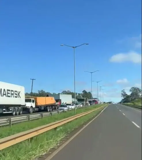 Carreta trava trânsito e provoca congestionamento na BR 369; veja