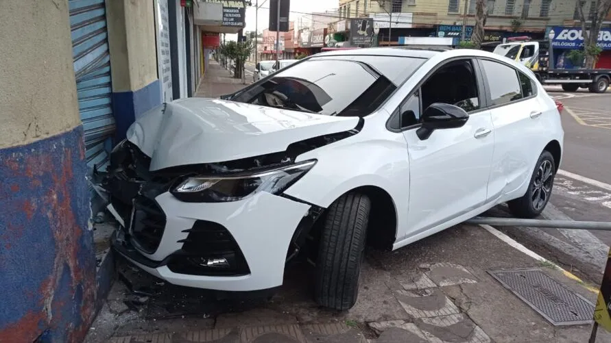 Carro atingiu fachada de escritório por volta das 7 horas deste domingo