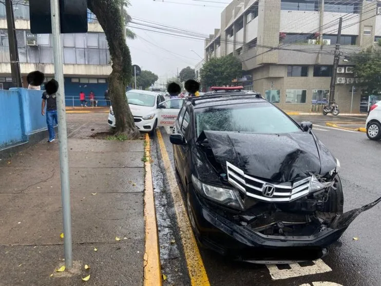 Carro da Prefeitura de Apucarana se envolve em acidente