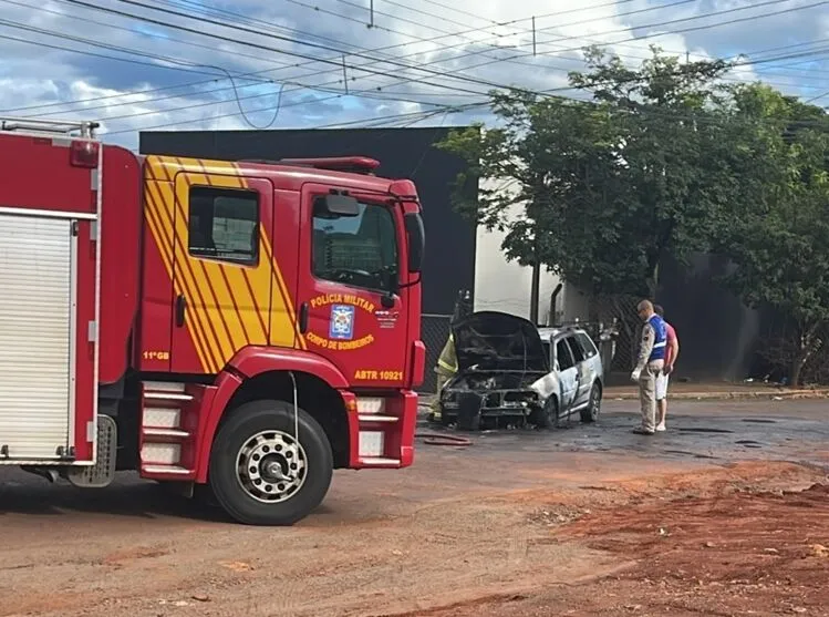 Carro fica destruído após pegar fogo em rua de Apucarana; veja