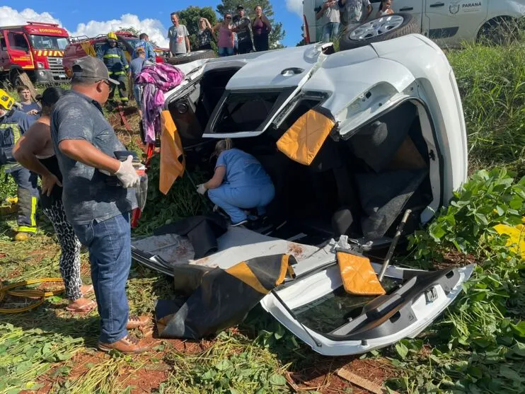 Carro invadiu uma plantação de soja e capotou