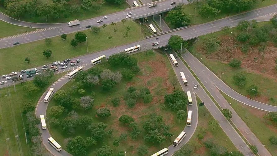 Cerca de 50 ônibus foram disponibilizados pela Semob para fazer o transporte dos manifestantes até a Superintendência da PF