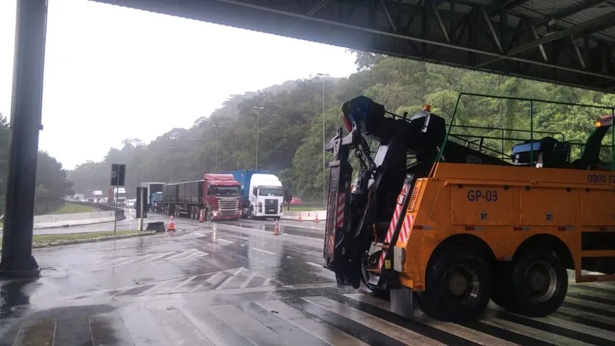 Chuvas interditam totalmente BR-376 entre Paraná e Santa Catarina