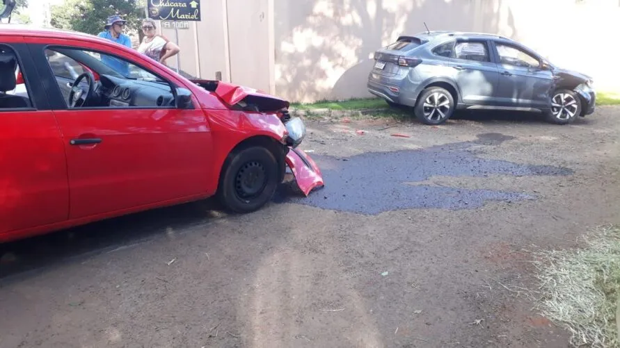 Colisão envolveu dois veículos que bateram de frente na Rua João Batista Boscardin, no Loteamento Belvedere.