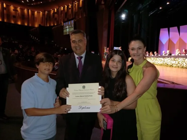 Com a família, Beto Preto mostra o diploma