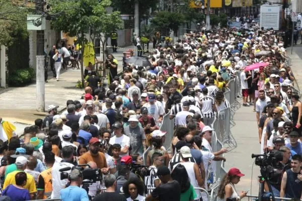 Corpo de Pelé está no centro do gramado da Vila Belmiro, campo onde o Rei se tornou o maior jogador da história.