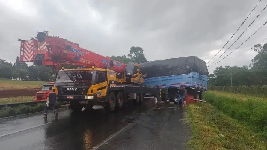 De acordo com a Polícia Rodoviária Federal (PRF), o acidente foi por volta de meio dia, no Km 496