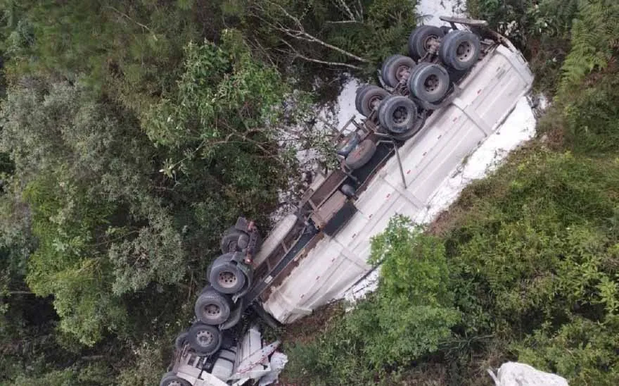 Duas pessoas morreram após caminhão cair de ponte ao bater com colheitadeira na PR-151