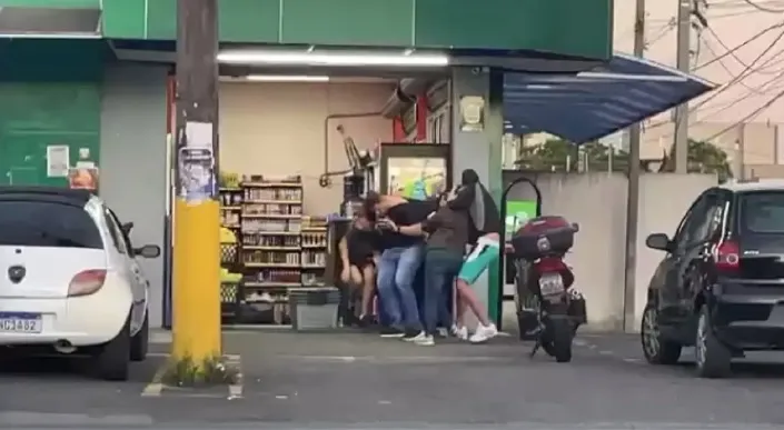 Eles foram feitos de escudos humanos por assaltantes, após um policial flagrar o roubo e dar voz de prisão aos bandidos