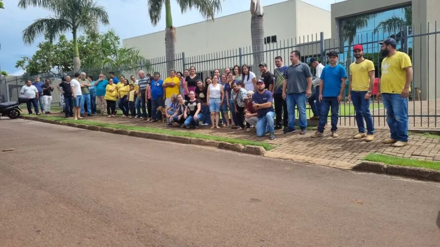 Grupo de comerciantes está reunido desde o início da manhã desta segunda-feira (12) na frente do fórum da cidade