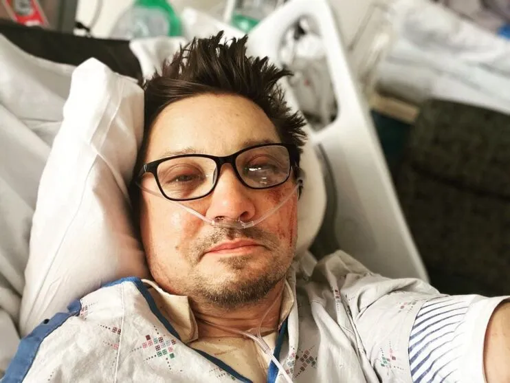 Jeremy Renner publicou uma foto sua no hospital