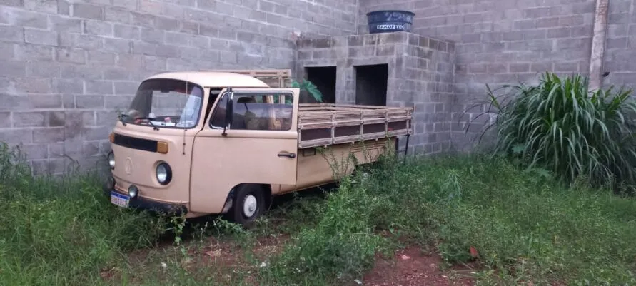 Kombi foi localizada escondida dentro de um barracão em construção