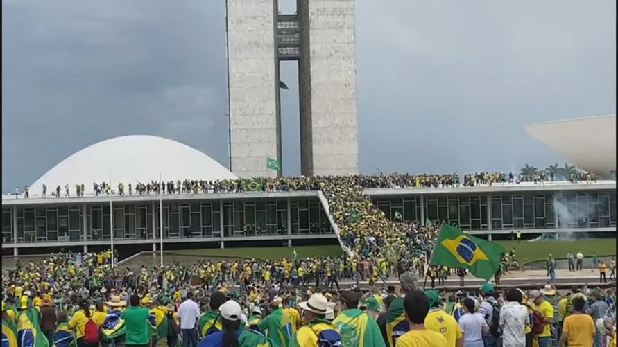 Manifestantes invadem Congresso Nacional, Planalto e STF, em Brasília