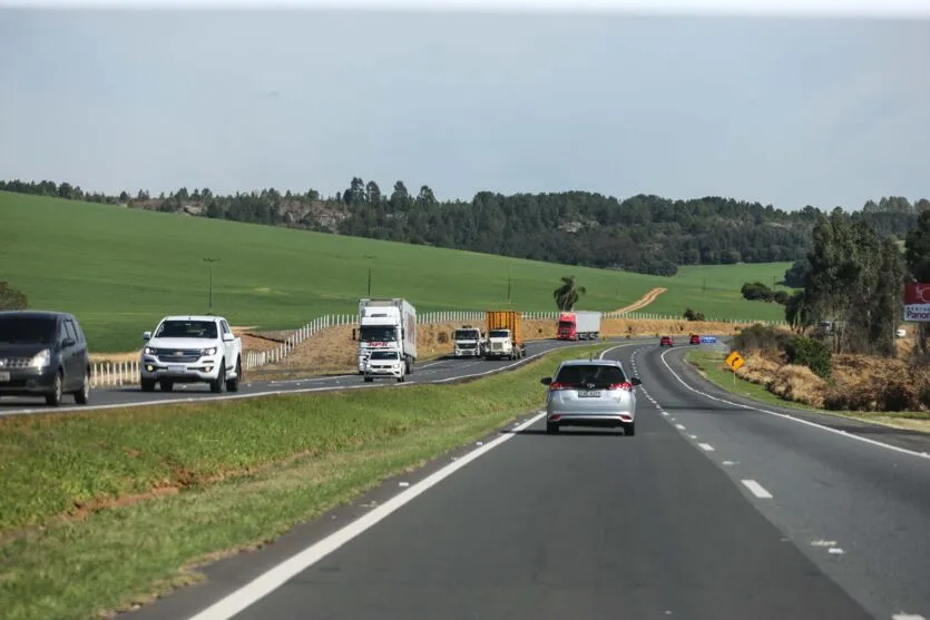 Motorista deve fazer revisão preventiva do veículo antes da viagem e ficar atento aos limites de velocidade da via e placas de sinalização.