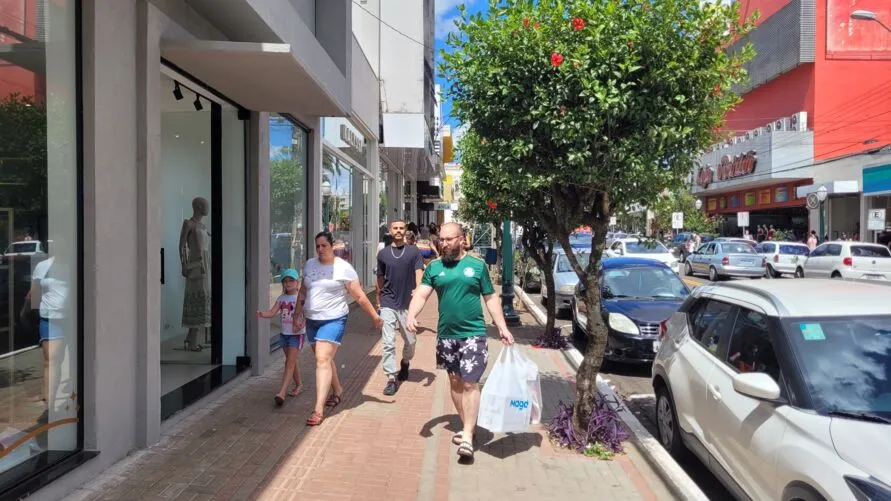 Movimento do comércio de Apucarana na tarde desta sexta-feira: otimismo