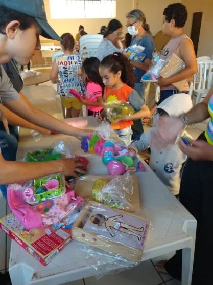 Muitas famílias apucaranenses estiveram presentes no bazar