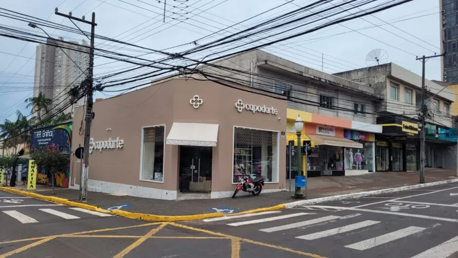 Na Osvaldo Cruz, esquina com Ponta Grossa, a loja de calçados foi invadida na madrugada desta segunda-feira (02) e sistema gravou imagens do crime