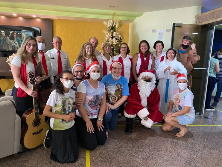 Na Unidade de Tratamento do Câncer, o grupo de voluntárias Mães Intercessoras, além da lembrancinha, realizaram o tradicional Café Solidário