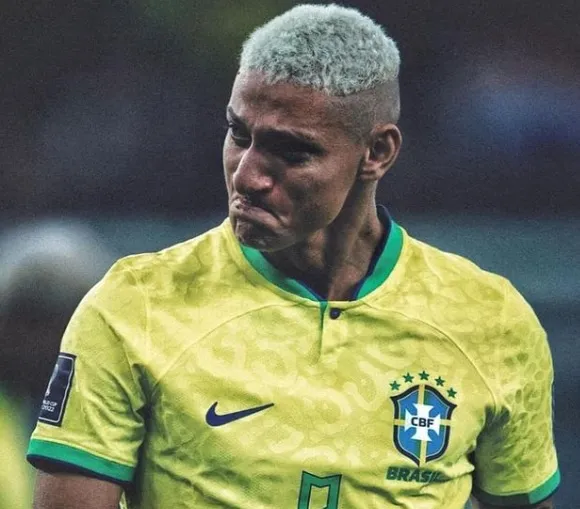 Nas redes sociais, o atacante Richarlison abriu o coração, lamentou a perda da partida