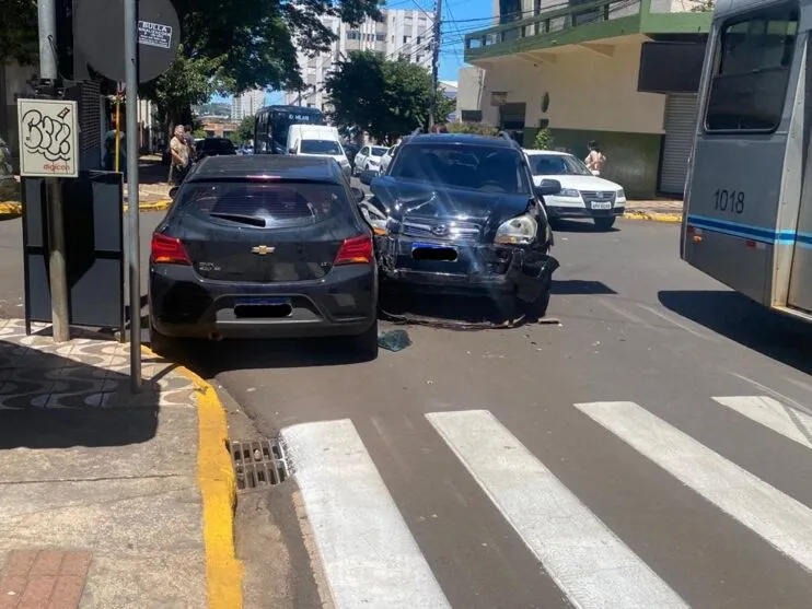 No local existe semáforo e existe a suspeita que um dos motoristas não respeitou a sinalização.