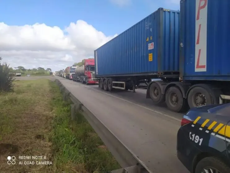 No sentido Curitiba, o fluxo também é bastante lento e a viagem é estimada em 1 hora e 55 minutos