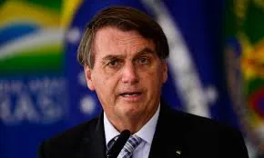 No vídeo, Bolsonaro aparece abraçado com crianças e entregando presentes de Natal