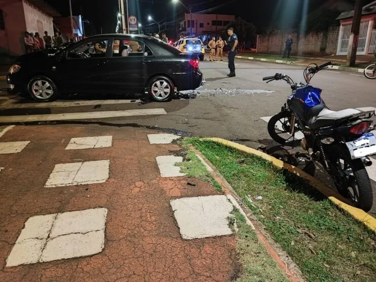 O carro e a moto bateram num cruzamento, no Jardim Europa, em Toledo. O motociclista foi socorrido mas morreu no hospital