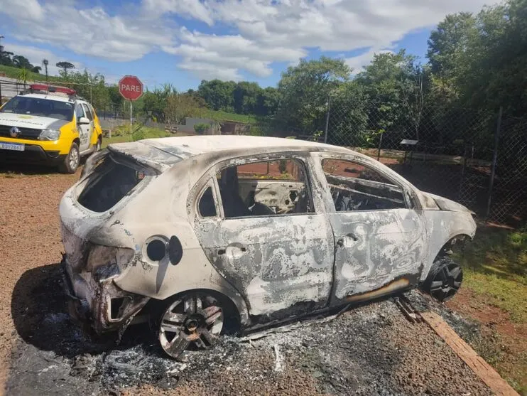 O carro foi localizado na manhã deste domingo (09), queimado na estrada rural Sebastião Piassa.