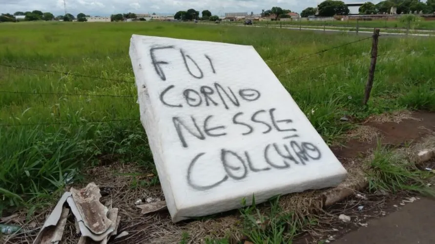 O colchão foi encontrado por moradores no último domingo (18)