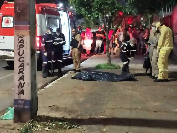 O homem espancado acabou caindo na avenida Apucarana.