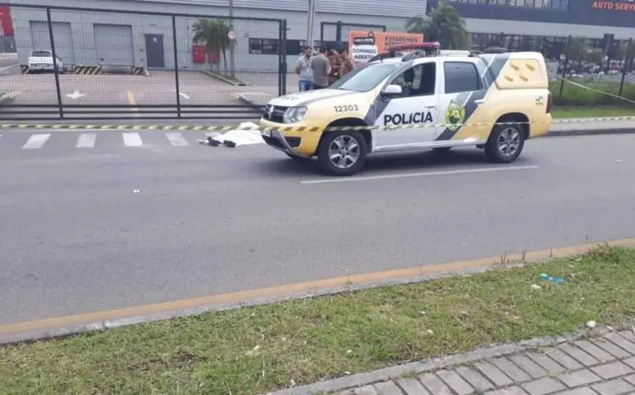 O homem estaria assediando mulheres dentro de um supermercado