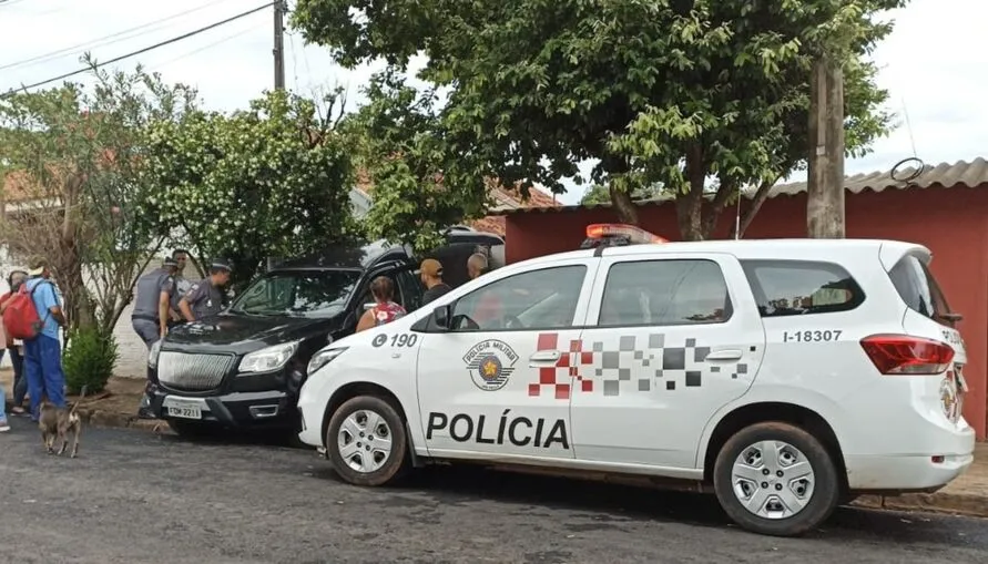 O homem foi preso em flagrante e, neste momento, está hospitalizado, porque tentou se matar