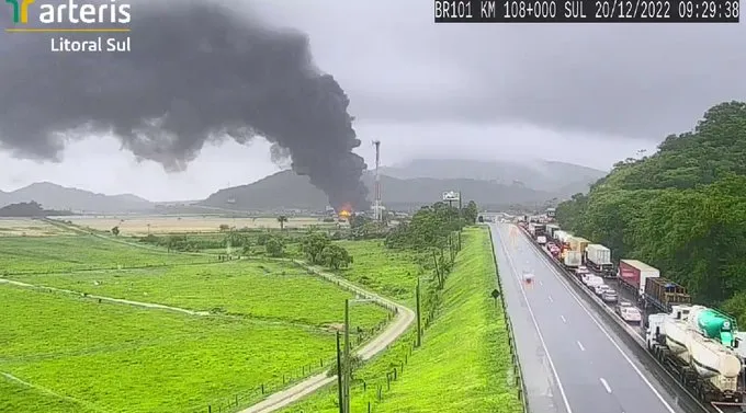 O incêndio ocorreu na manhã desta terça-feira (20), mesmo sob chuva