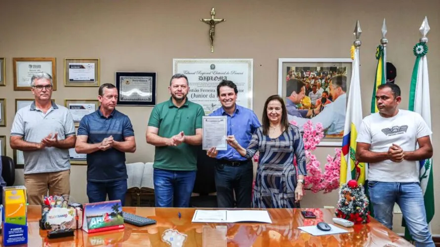 O prefeito Júnior da Femac assinou nesta quarta-feira (21/12), em ato no gabinete municipal, ordem de serviço