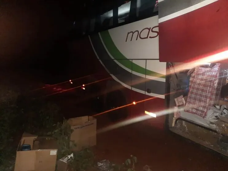 Ônibus foi parado a tiros pelos quatro assaltantes