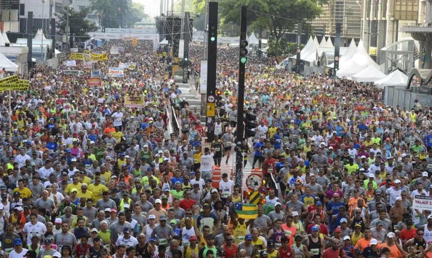 Os copos plásticos de água a serem distribuídos aos participantes da 97ª Corrida Internacional de São Silvestre, neste sábado (31)