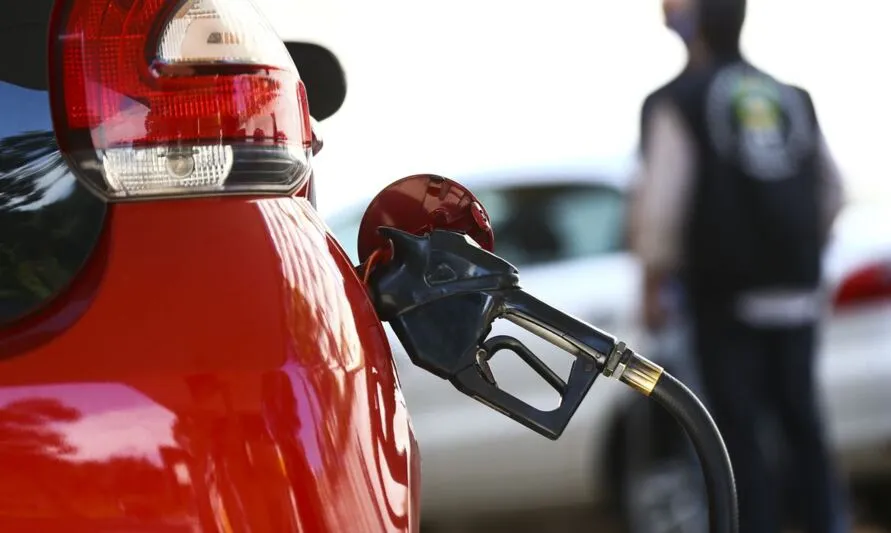 Os postos de combustíveis aumentaram o preço da gasolina sem que um reajuste fosse feito pela Petrobras