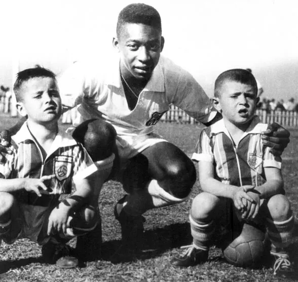 Pelé posando ao lado de dois meninos moradores de Arapongas, em 1957