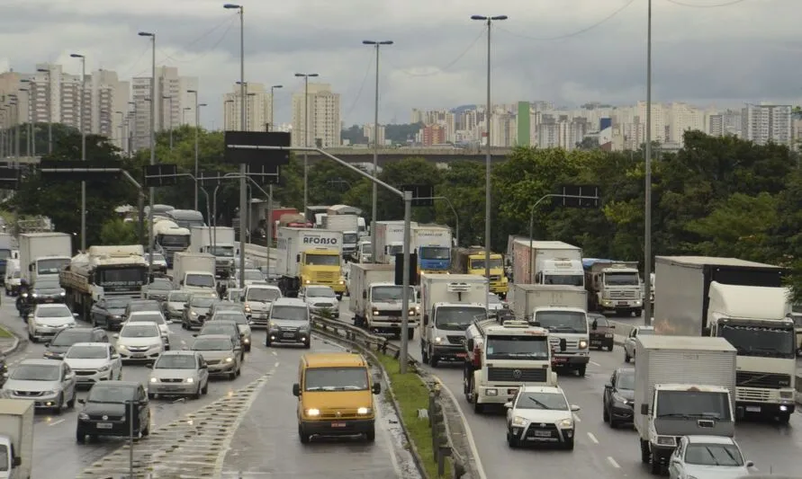 Pneus em chamas foram usados para interromper o fluxo de carros