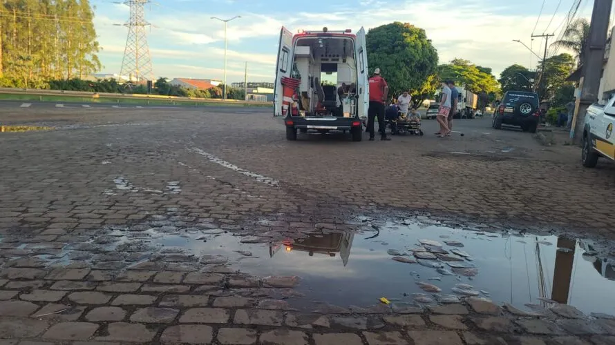 Poça e pedras desequilibraram o motociclista