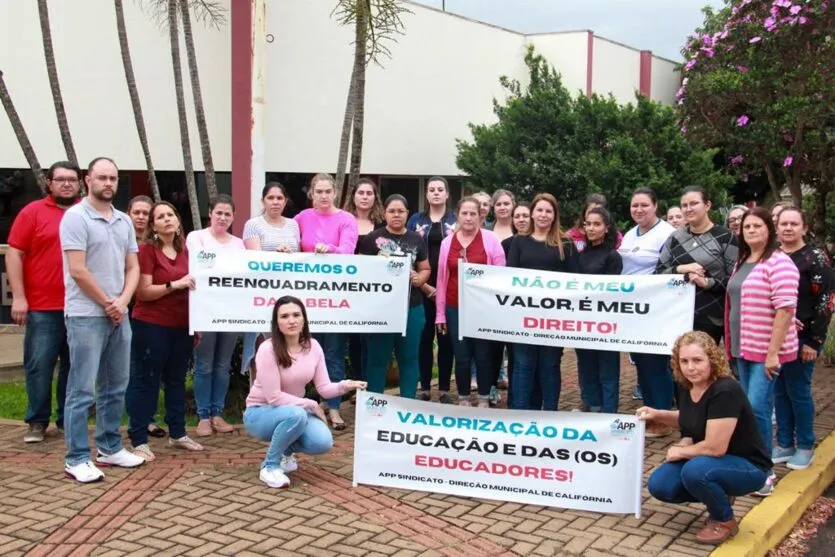 Professores reunidos em frente à Prefeitura de Califórnia