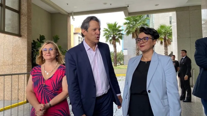 Rita Serrano (à esq.), futura presidente da Caixa Econômica, Fernando Haddad (ao centro), futuro ministro da Fazenda, e Tarciana Medeiros (à dir.), futura presidente do Banco do Brasil