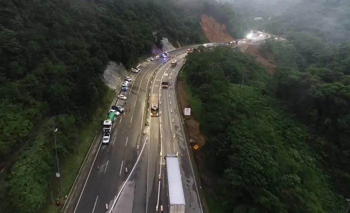 Segundo a empresa, o trecho bloqueado tem aproximadamente 800 metros