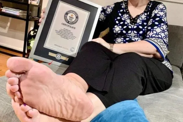 Tanya entrou para o livro dos recordes Guinness Book 2022 com o título de “mulher viva com maiores pés do mundo”