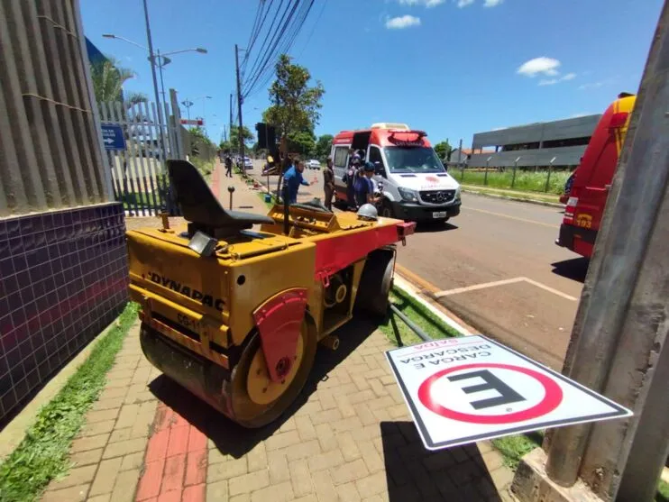 Trabalhador fica ferido após rolo compressor invadir calçada no PR