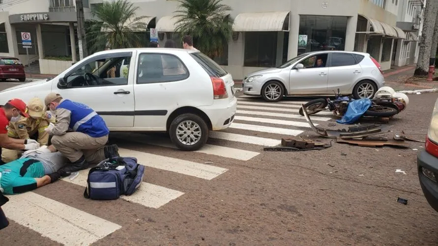 Um jovem de 18 anos foi parar embaixo de um veículo Fiat Palio que avançou a preferencial.