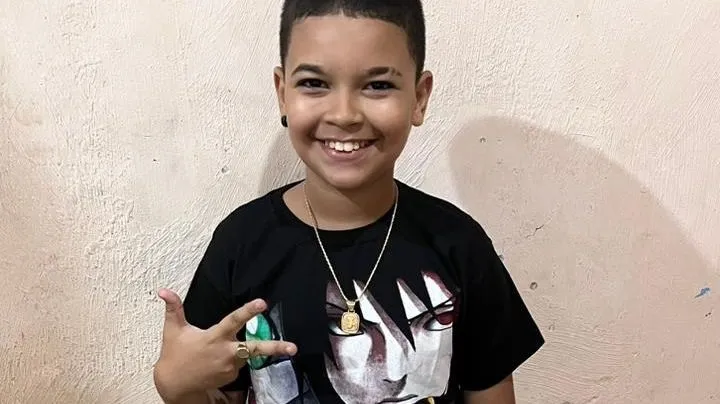 Um menino de 11 anos morreu atingido por uma bala perdida