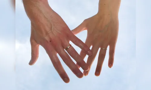 Justiça condena marido por levar amante a grupo de oração da esposa