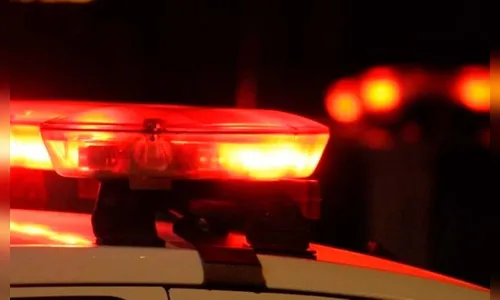 Homem usando apenas cueca vermelha “causa” em Jandaia do Sul