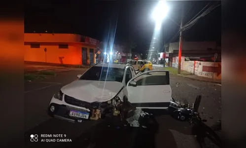 Condutor de Saveiro foge após acidente com moto, em Arapongas